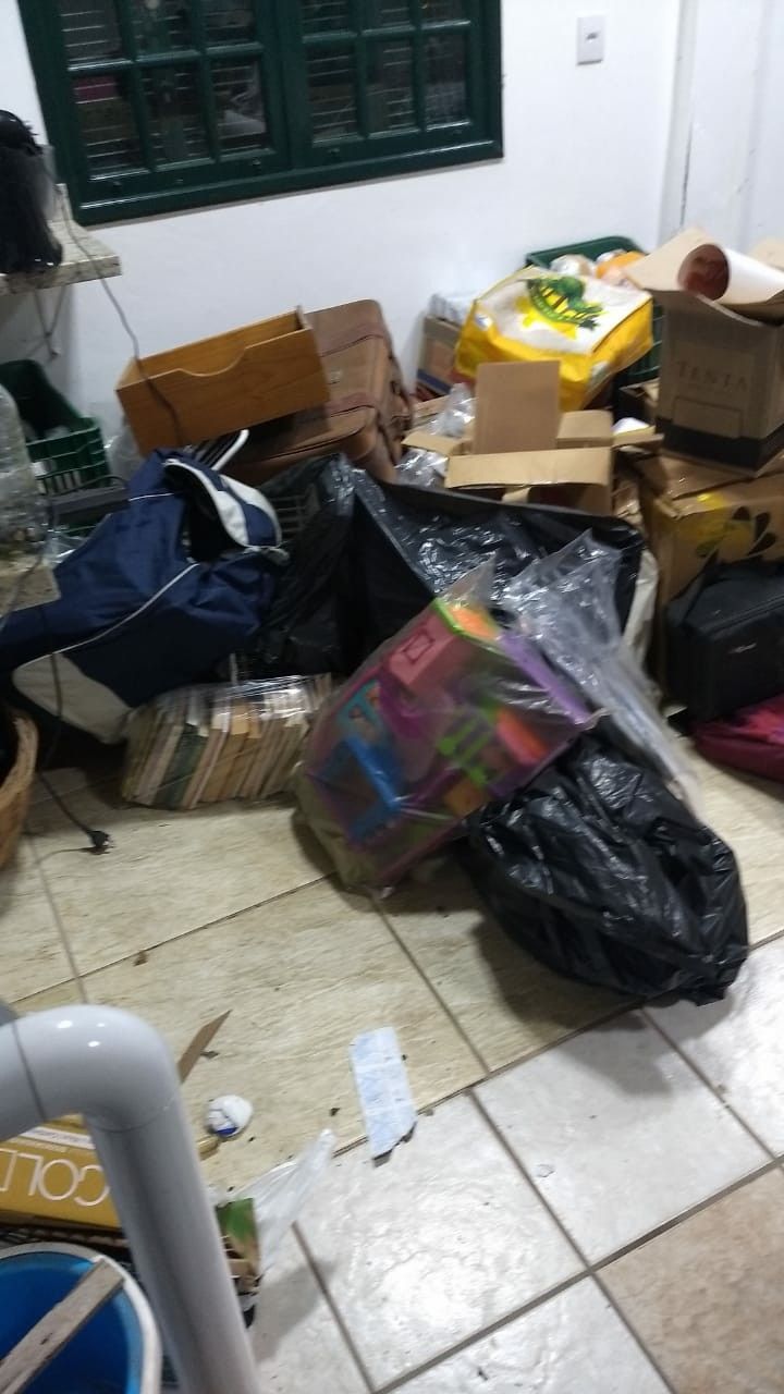 Ruangan berisi tumpukan barang yang akan dibongkar (foto ilustrasi)
